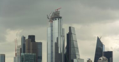 Money in the UK: A Guide for Newcomers to Banking, Tax and Everyday Costs